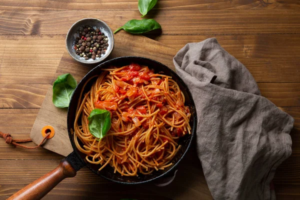 鍋の上からの眺めで赤ソースのブラウンスパゲティ イタリア料理 — ストック写真