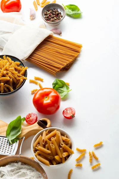 Different Whole Grain Pasta Ingredients Table — Stock Photo, Image