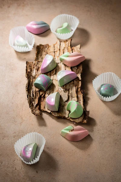 Taş Masada Çikolatalı Şekerler — Stok fotoğraf
