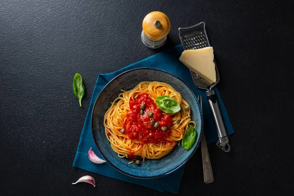 Espaguete Com Molho Tomate Vermelho Superfície Ardósia Preta — Fotografia de Stock