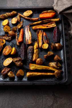 Sonbahar kavrulmuş kökleri fırın tepsisinde