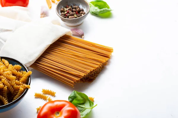 Volkoren Spaghetti Basilicumbladeren Witte Tafel — Stockfoto