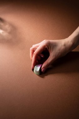 Kahverengi yüzeyde ellerinde şeker