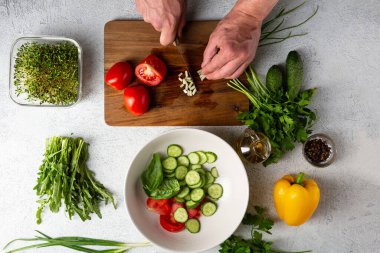 Elleri vejetaryen yemeği yapıyor.