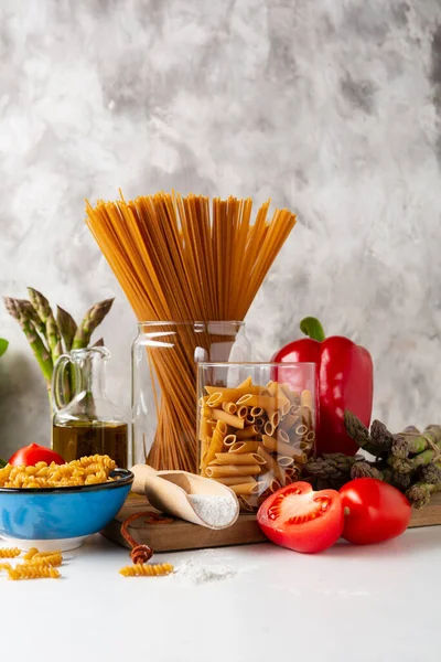 Hela Spagetti Och Penne Glasburk Färska Grönsaker — Stockfoto