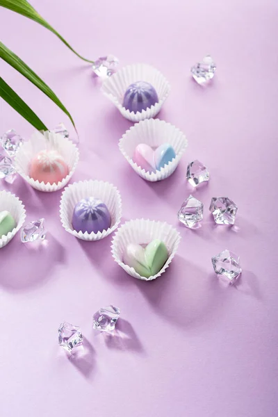 紫の紙に甘いチョコレートキャンディー — ストック写真