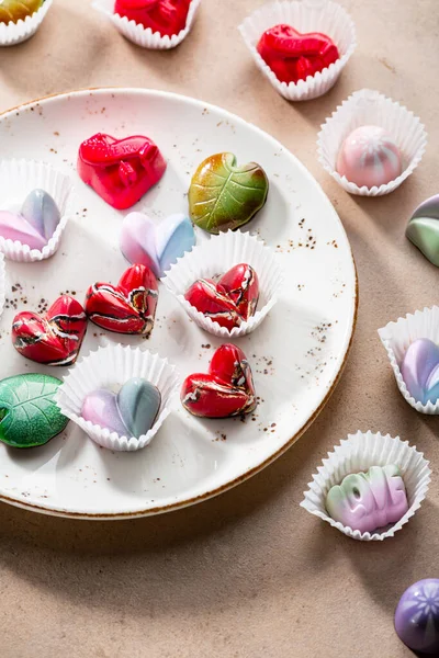 Set Schokoladenbonbons Auf Weißem Teller Steinoberfläche — Stockfoto