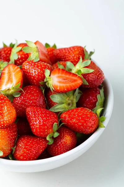 Raccolta Fragole Fresche Ciotola Bianca — Foto Stock