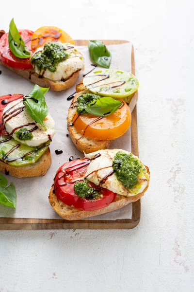 Caprese Bruschetta Com Tomate Heirloom Mesa Branca — Fotografia de Stock