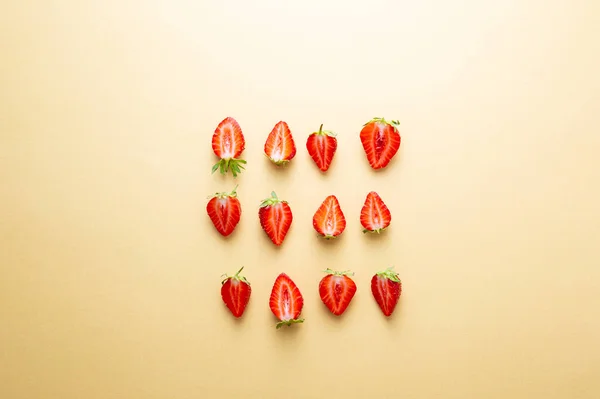 Muster Von Erdbeeren Auf Gelbem Hintergrund — Stockfoto