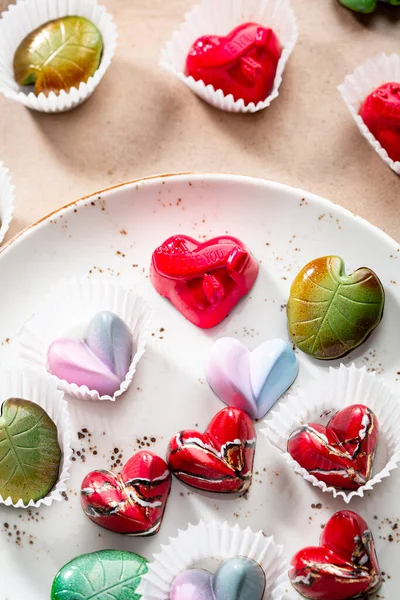 Set Schokoladenbonbons Auf Weißem Teller Von Oben Steinoberfläche — Stockfoto