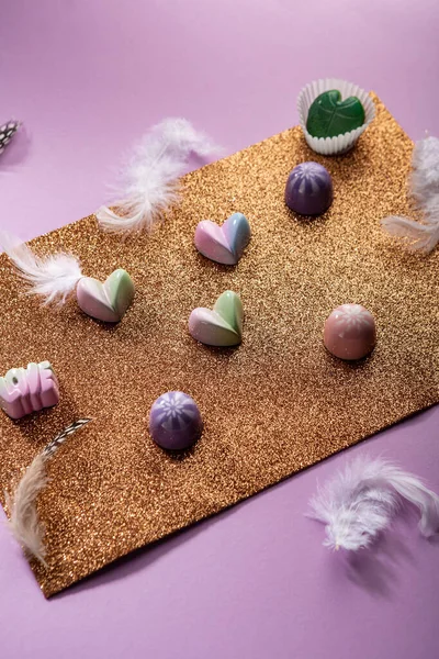 Bovenaanzicht Van Chocolade Bonbons Glitterpapier — Stockfoto