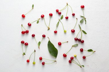 Beyaz üzerine yaz kiraz meyvesi deseni