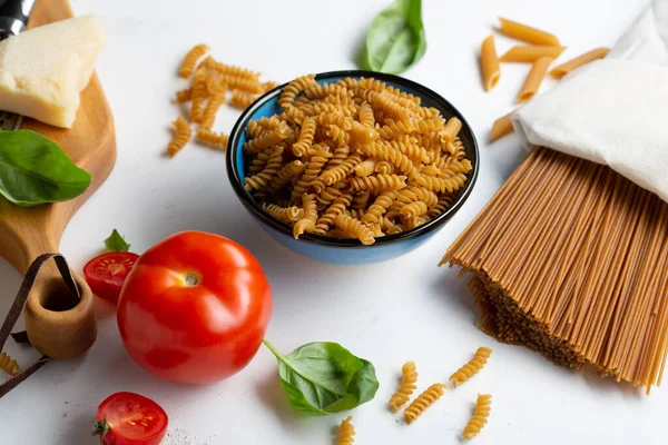 Volkoren Pasta Witte Tafel — Stockfoto