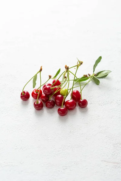 Manojo Cereza Fresca Madura Superficie Blanca — Foto de Stock