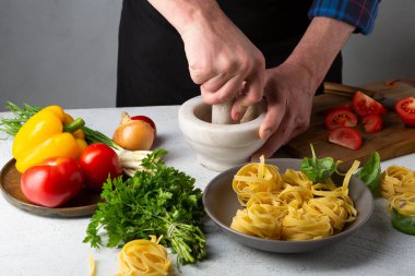 Makarna için sos, taze malzemeler.