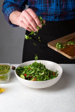 Vejetaryen yemeği, büyük kasede salata.