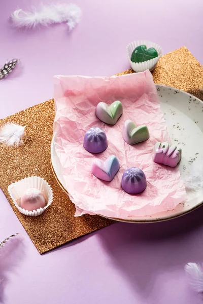 Süße Moderne Bonbons Auf Weißem Teller — Stockfoto