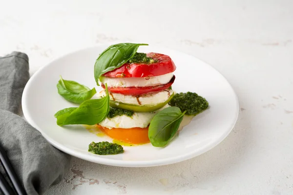 Zomer Caprese Salade Witte Plaat — Stockfoto