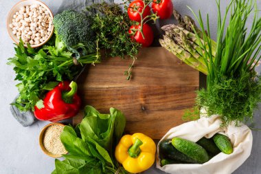 Ahşap mutfak tahtası ve sebzeler. Vejetaryen yemekleri pişirmek