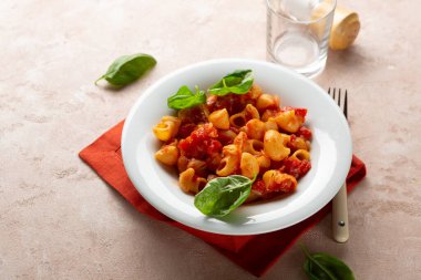 Beyaz tabakta vejetaryen makarnası yakın.