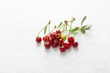 Beyaz yüzeyde bir demet taze kiraz, vişneli turta kavramı