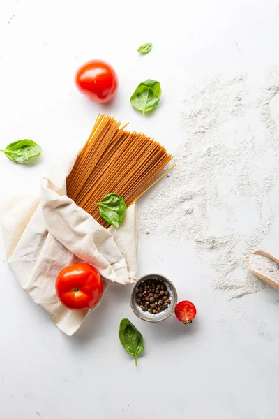 Volkoren Spaghetti Bloem Lichte Ondergrond — Stockfoto