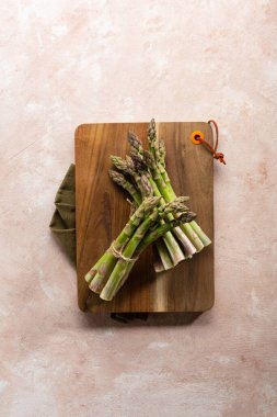 Kesme tahtasındaki taze kuşkonmazın genel görünümü