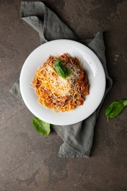 Masanın üzerinde bolonez makarnası var.