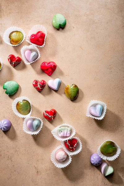 Blick Von Oben Auf Schokoladenbonbons Auf Steinoberfläche — Stockfoto
