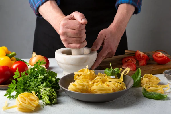 Evde makarna sosu hazırlıyorum.