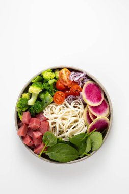 Ton balıklı şehriye ve kabın içinde sebzeler.