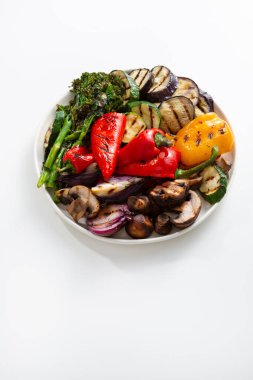 Beyaz yüzeydeki ızgara sebzeleri kapat.