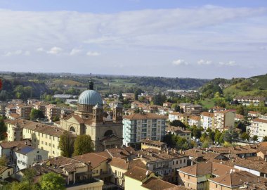 Dolcetto şarabıyla ünlü bir terastan Dogliani manzarası.