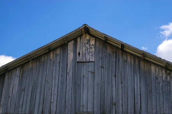 Eski Çiftlik Çatı Mavi Gökyüzü — Stok fotoğraf