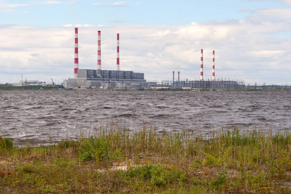 Termik Santrali baraj gölünün kıyısında. Ekoloji. Açık gökyüzü. Boru duman olmadan. Saf su. Sağlık.