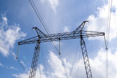 Mavi gökyüzü güç hattı direği.