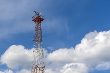 Direk güzel bir gökyüzü arka planda hücresel iletişim.