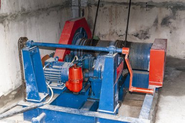 Elektrikli Vinç kırmızı ve mavi