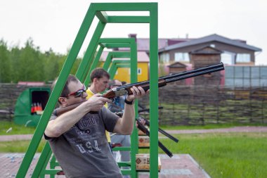 Surgut, Rusya Federasyonu, 06/04/2016.Amateur yarışmalar kil hedefleri uçmayı çekim. Silah spor--dan ateş
