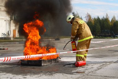 Surgut Gres-2. Bölüm-134 yangın söndürme. Surgut, Rusya Federasyonu. 09/13/2012. Emanet ateş. Yangın söndürme. Yangın söndürme yarışmalara aşamaları.