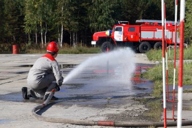 Surgut Gres-2. Bölüm-134 yangın söndürme. Surgut, Rusya Federasyonu. 09/06/2013. Emanet ateş. Yangın söndürme. Yangın söndürme yarışmalara aşamaları.