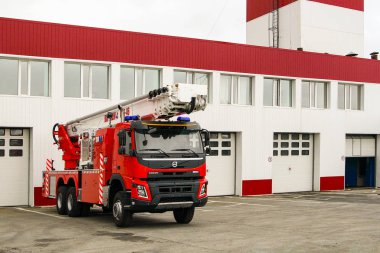 E.On, Uniper, Surgut Gres-2. Bölüm #134 yangın söndürme. Surgut, Rusya Federasyonu. 07/11/2014. Bir itfaiye itfaiye binası önünde.