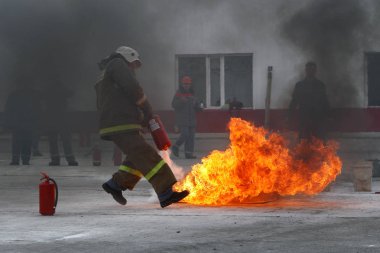Surgut Gres-2. Bölüm-134 yangın söndürme. Surgut, Rusya Federasyonu. 09/06/2013. Emanet ateş. Yangın söndürme. Yangın söndürme yarışmalara aşamaları.