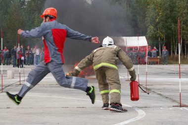 Surgut Gres-2. Bölüm-134 yangın söndürme. Surgut, Rusya Federasyonu. 09/06/2013. Emanet ateş. Yangın söndürme. Yangın söndürme yarışmalara aşamaları.