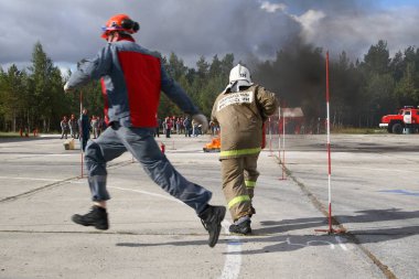 Surgut Gres-2. Bölüm-134 yangın söndürme. Surgut, Rusya Federasyonu. 09/06/2013. Emanet ateş. Yangın söndürme. Yangın söndürme yarışmalara aşamaları.