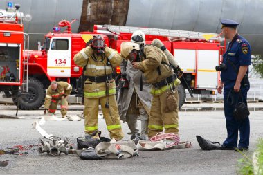 Surgutskaya Gres-2, Surgut, Rusya, 24.07.2012. Kurtarma ekipleri kurban kaydetmek için bir kimyasal tesisinde egzersizleri. Kurtarma ekipleri itfaiye 134.