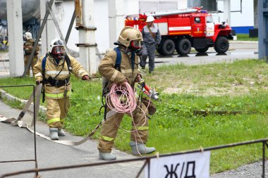 Surgutskaya Gres-2, Surgut, Rusya, 24.07.2012. Kurtarma ekipleri kurban kaydetmek için bir kimyasal tesisinde egzersizleri. Kurtarma ekipleri itfaiye 134.