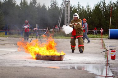 Surgut Gres-2. Bölüm #134 yangın söndürme. Surgut, Rusya Federasyonu. 09/11/2014. Emanet ateş. Yangın söndürme. Yangın söndürme yarışmalara aşamaları.