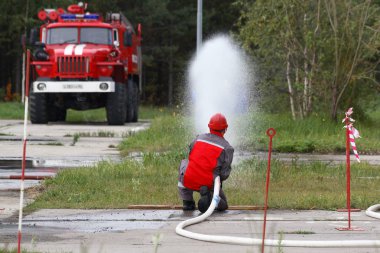 Surgut Gres-2. Bölüm #134 yangın söndürme. Surgut, Rusya Federasyonu. 09/11/2014. Emanet ateş. Yangın söndürme. Yangın söndürme yarışmalara aşamaları.
